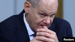 Cancelarul Olaf Scholz la ședința Bundestag-ului, în așteptarea votului de neîncredere, 16 decembrie 2024