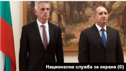 Ген. Красимир Станчев (вляво) и президентът Румен Радев