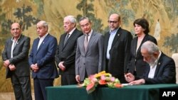 Kineski ministar vanjskih poslova Vang Ji (u sredini) posmatra potpisivanje "Pekinške deklaracije" u Pekingu 23. jula 2024.