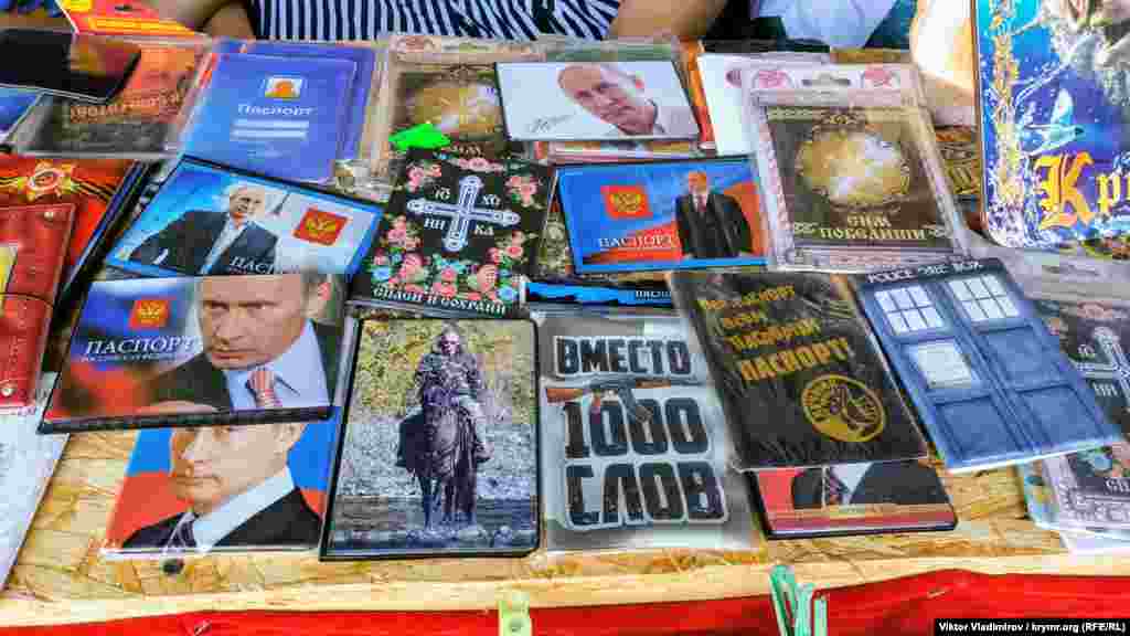 Изображение президента России Владимира Путина чаще можно встретить на обложках для паспортов