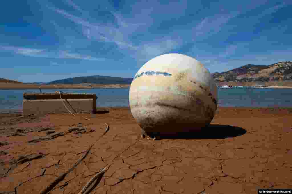 Tokat e thata dhe bimësia me mungesë uji krijojnë kushte për temperatura edhe më të larta, duke i kontribuuar ashpërsimit të situatës së përgjithshme.