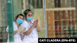 Medicinski radnici u Španiji tapšu svojim kolegama u znak podrške tokom pandemije korona virusa, 12. april 2020. godine
