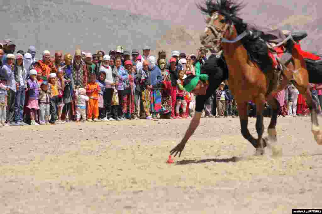 Тыйын энмей - доставание монеты с земли