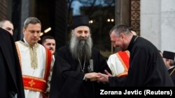 Patrijarh Srpske pravoslavne crkve Porfirije napušta hram Svetog Save u Beogradu, nakon što je izabran za patrijarha 18. februara 2021.