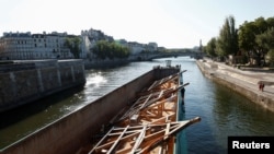 Юли 2023 г. Част от дървения материал, нужен за реконструкцията на катедралата, се пренася по река Сена от Нормандия, където е бил обработен.