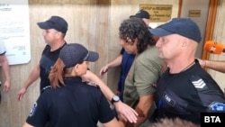 В средата - Петко Стефанов, касиер на парасейлинг обекта, от който падна 8-годишно дете в Несебър.