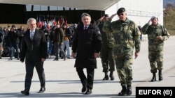 Željko Komšić (u sredini) tokom ceremonije dočeka dodatnih 500 vojnika EUFOR-a, u bazi Butmir kod Sarajeva, 11. marta 2022.