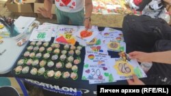 Медалите и стартовите номера, ръчно изработени от децата от "Заедно с теб можем".