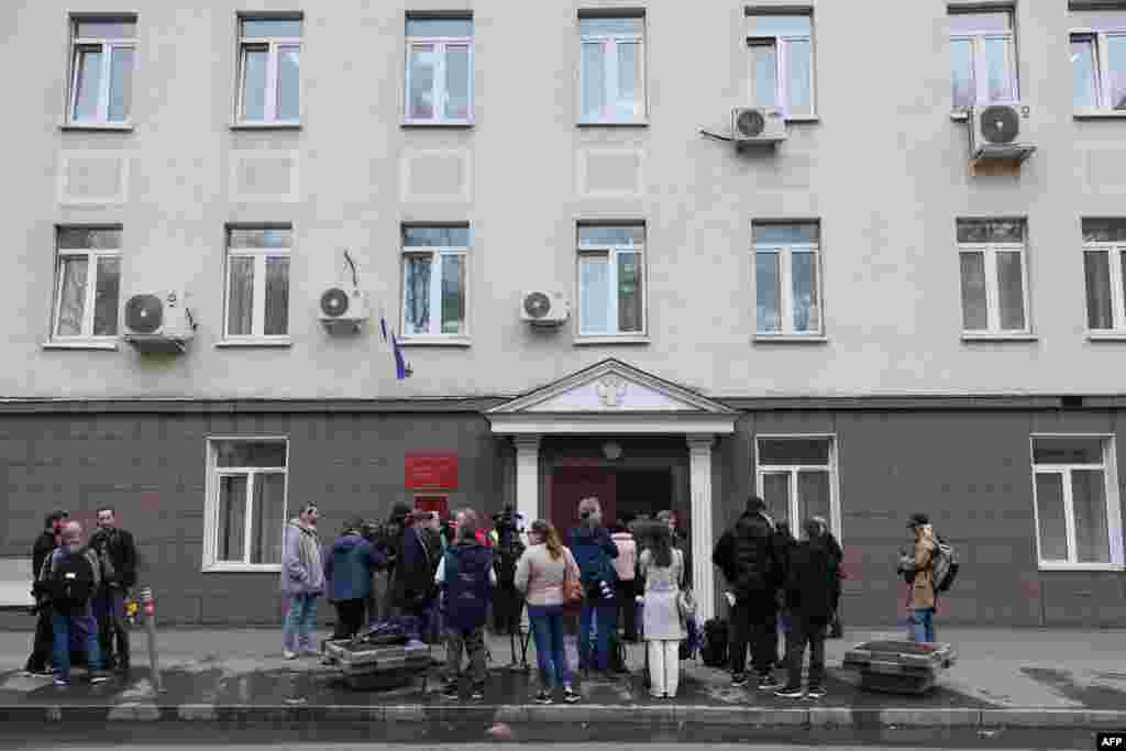 Az ítélethirdetés előtt a média is bemehetett rövid időre a tárgyalóterembe. Karelin annyit mondott kollégáinak, hogy reméli, a lánya büszke lesz rá.