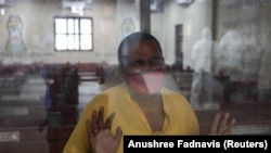 Житель Дели в ожидании кремации тела своего родственника, умершего от ковида. 9 апреля 2021 года