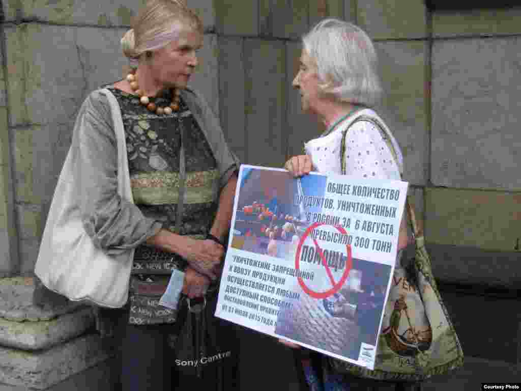 Власти России говорят, что уничтожение &quot;санкционных&quot; продуктов продолжится.&nbsp;