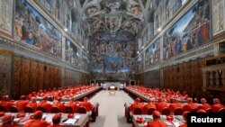 Cardinalii se roagă în Capela Sixtină, înainte de începerea conclavului în care se va alege noul papă.