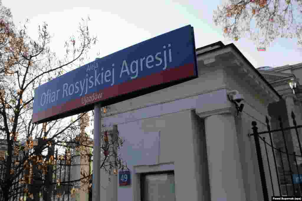 Az orosz agresszió áldozatainak sugárútját jelző tábla a varsói orosz nagykövetség előtt