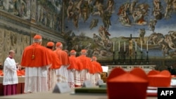 Cardinalii votează în secret închiși în Capel Sixtină