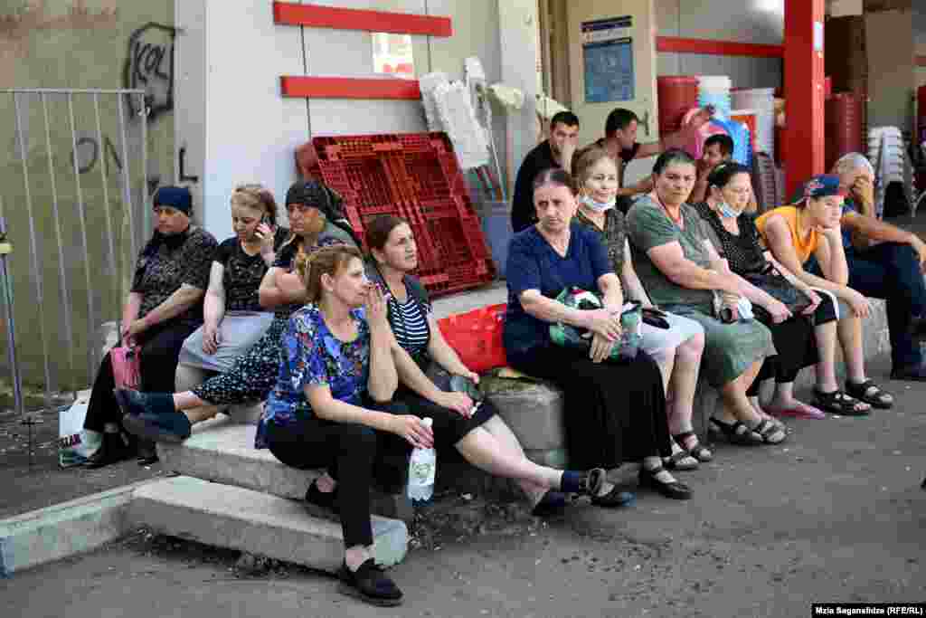  „მთელი ღამე აქ გავათენეთ და არაფერი ვიცით. ამბობენ, რომ ზუსტად ჩვენი მაღაზიიდან დაიწყო ხანძარი. სამი მაღაზია დაგვეწვა. შერეული საქონელი იყო, ჩუსტები და სხვა რაღაცეები" - ამბობს ერთ-ერთი დაზარალებული. 