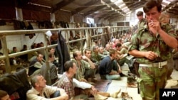 Fotografija iz Logora Manjača, avgust 1992