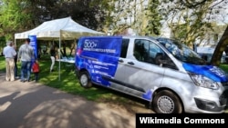 Снимката е правена по време на кампания за промотиране на програмата "500+", която добива голяма популярност в страната.