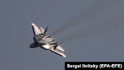 Ruski lovac pete generacije Suhoj Su-57 nastupa tokom aeromitinga na Međunarodnom avio-kosmičkom salonu MAKS 2021 u Žukovskom kod Moskve, 20. jula 2021.