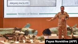 Saudijski ministar odbrane pokazuje dijelove bespilotne letjelice (dron) pronađene na mjestu napada na nafta postrojenja