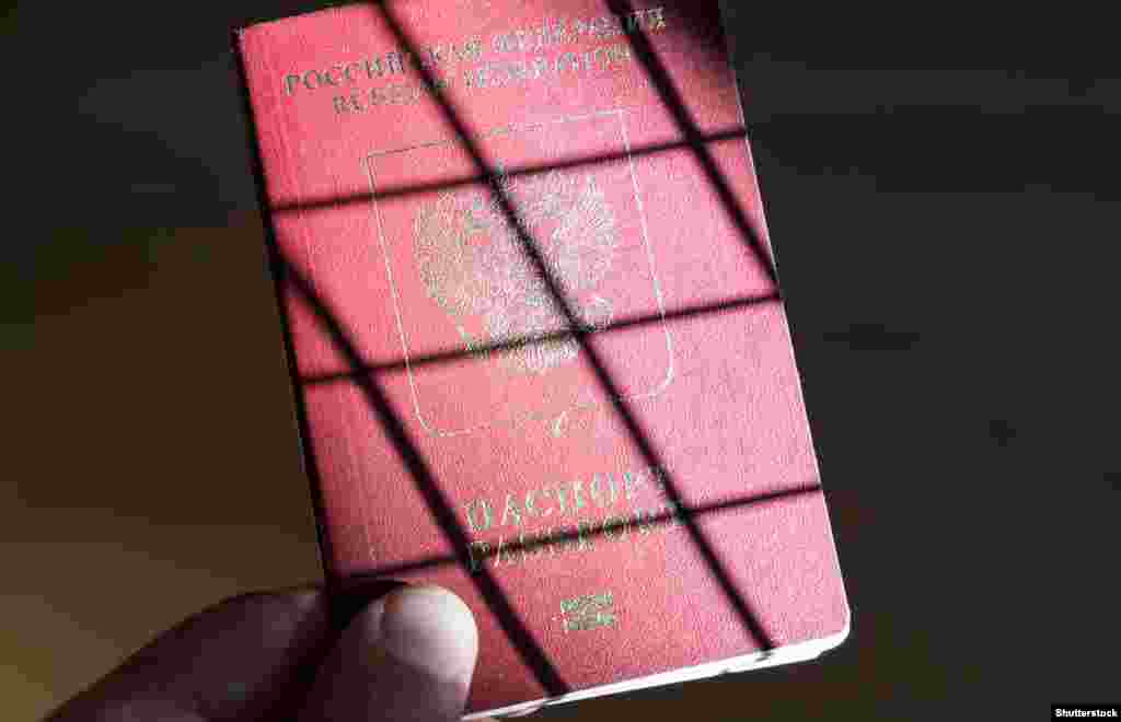 ЧЕШКА -&nbsp;Чешка од денеска им забранува влез во земјата на руски државјани со важечка шенген виза издадена од која било земја-членка на ЕУ кои патуваат за туристички, спортски или културни цели. Ова е дел од мерките на чешката влада на засиленото руско бомбардирање врз цивилни цели во Украина.