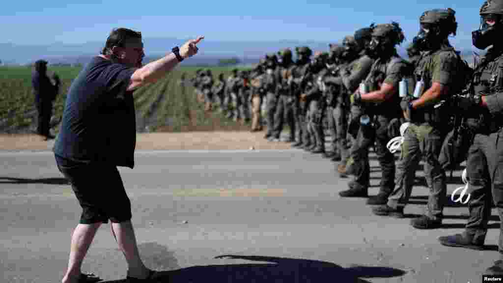 A Los Angeles Times és más médiumok szerint, ahogy a razziák híre és képei elterjedtek a közösségi médiában, migránsjogi aktivisták tucatjai vonultak a területre és összecsaptak a szövetségi ügynökökkel