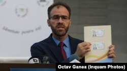 Directorul general al Direcției Generale pentru Evidența Persoanelor din Ministerul Afacerilor Interne, chestorul de Poliție Cătălin Giulescu, a gestionat implementarea emiterii cărților de identitate electronice.