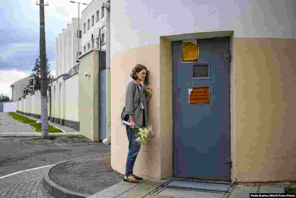 Ольга Северинец ждет освобождения мужа у стен ИВС на Окрестина, Минск (22 июля 2020).&nbsp; Второе место в категории &laquo;Срочные новости&raquo;, автор &ndash; Надя Бужан