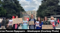 Участники акции протеста против приезда российской делегации, Женева, 28 июля, 2025 г.