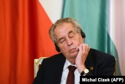 Milos Zeman cseh elnök egy V4-es sajtótájékoztató alatt, 2019. október 3-án.