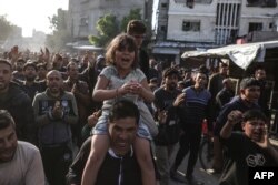Palestinieni demonstrând împotriva conducerii Hamas la 26 martie 2025, la Beit Lahia. Unii dintre ei cred că de vină pentru calvarul actual este și gruparea militantă care a controlat teritoriul.