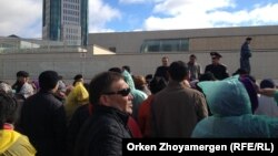 "Ипотечники" у правительственных зданий в Астане. 1 октября 2013 года.