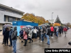 Cozi de sute de persoane, multe venite de departe, așteaptă să voteze la secția electorală din Praga