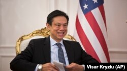 Zamjenik pomoćnika američkog državnog sekretara Hot Brajan Ji u Prištini 25. oktobra 2017