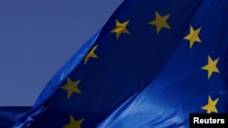 Знамe на Европската унија пред седиштето на Комисијата на ЕУ во Брисел