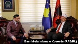 Myftiu i Kosovës, Naim Tërnava, gjatë takimit me kryetarin e Forumit Mysliman Evropian, Abdul-Wahed Niyazov në Prishtinë.