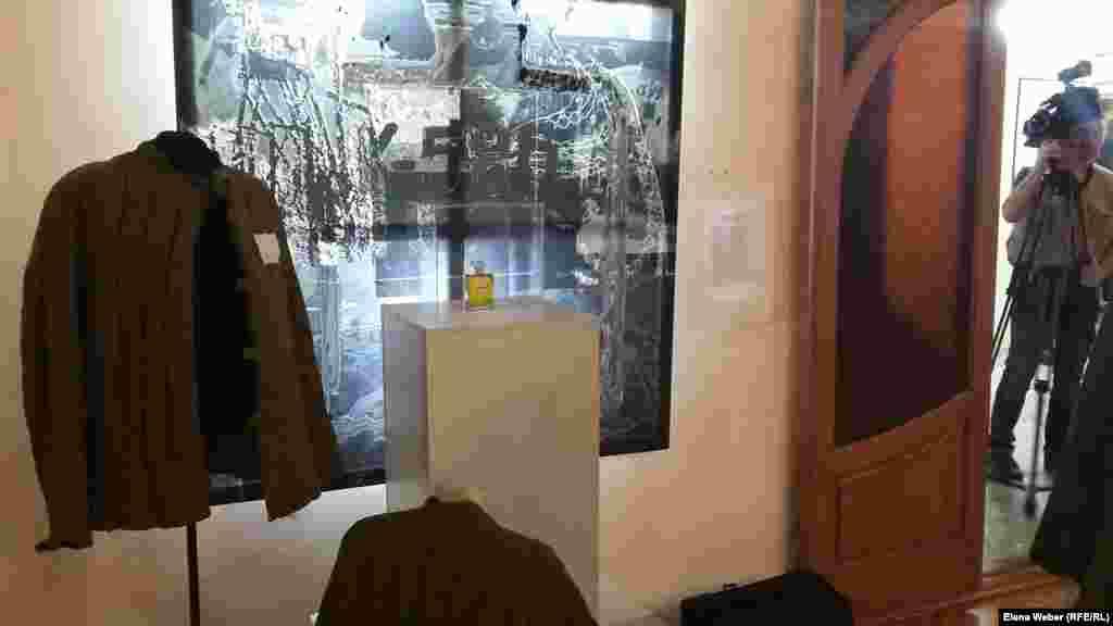 Инсталляция Алмагуль Менлибаевой под названием &quot;Шанель № 5&quot; в окружении лагерных &quot;ватников&quot; многих заставила вдуматься в ее суть. Оказалось, что в основе этой идеи лежат воспоминания одной из узниц АЛЖИРа, которую арестовали прямо в театре, в вечернем наряде, благоухающую ароматом известных французских духов. Как следует из воспоминаний этой узницы, в лагере несколько заключенных женщин из кремлевской элиты, почуяв знакомый аромат &quot;Шанель № 5&quot;, окружили ее и вдыхали остатки именитого парфюма, напомнившего им прежнюю жизнь.