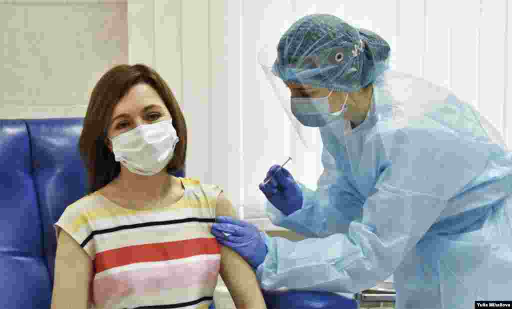 Президент Республики Молдова Майя Санду вакцинируется против Covid-19 препаратом AstraZeneca, 7 мая 2021