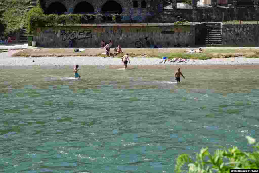Građani su osvježenje potražili u rijeci Vrbas, iako je njena temperatura trenutno 17 stepeni. 