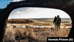 Украинские волонтеры собирают останки российских и украинских военных, погибших под Изюмом в Харьковской области