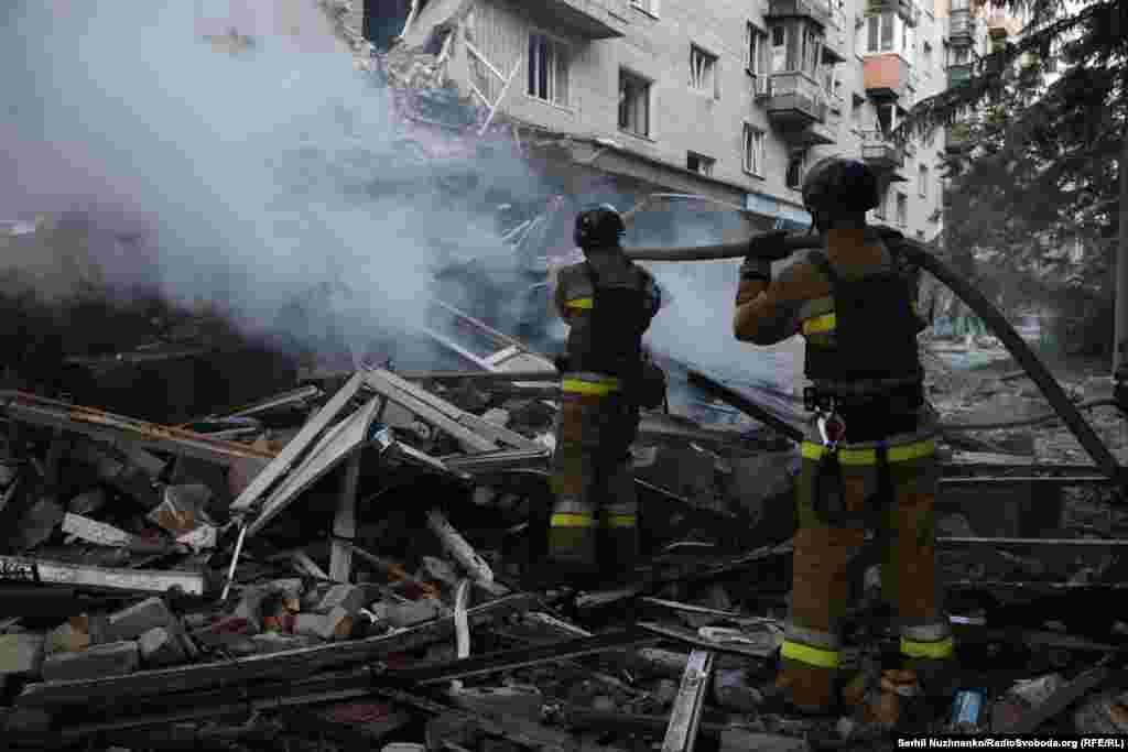 Ликвидация пожара в Соломенском районе Киева, где в результате попадания российской ракеты разрушен подъезд многоэтажки
