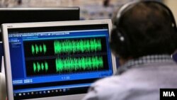 Прислушување, илустрација