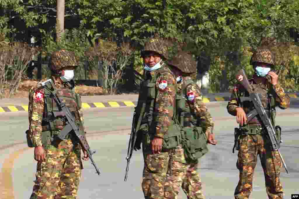 мјанмар - Советот за безбедност на ОН усвои декларација за Мјанмар, во која изразува длабока загриженост за наметнатата вонредна состојба и бара ослободување на сите уапсени. Текстот, составен од Британија, не го осудува воениот удар, како што е предвидено во првата верзија на декларацијата претставена на вонредниот состанок во вторникот. Кина и Русија беа против формулацијата, соопштија дипломатски извори.