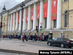 Очередь в Зоологический музей, Петербург