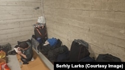 O încăpere în care sunt ținuți ucrainenii în punctul de control de la trecerea frontierei dintre Rusia și Georgia