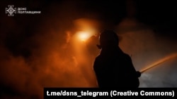 Ілюстраційне фото. Пожежа після російського обстрілу на Полтавщині, 1 листопада 2025 року