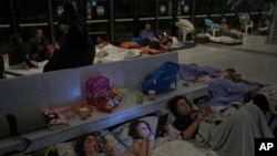 Cetățeni israelieni se adăpostesc în stații de metrou în fața atacurilor iraniene cu rachete. Ramat Gan, lângă Tel Aviv. 17 iunie 2025.