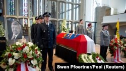 Díszőrség Walter Lübcke kormányzó temetésén. Kassel, Németország, 2019. június 13.