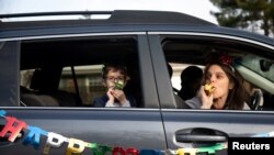 Во САД целосно вакцинираните лица ќе можат да се среќаваат во затворен простор без да носат маски