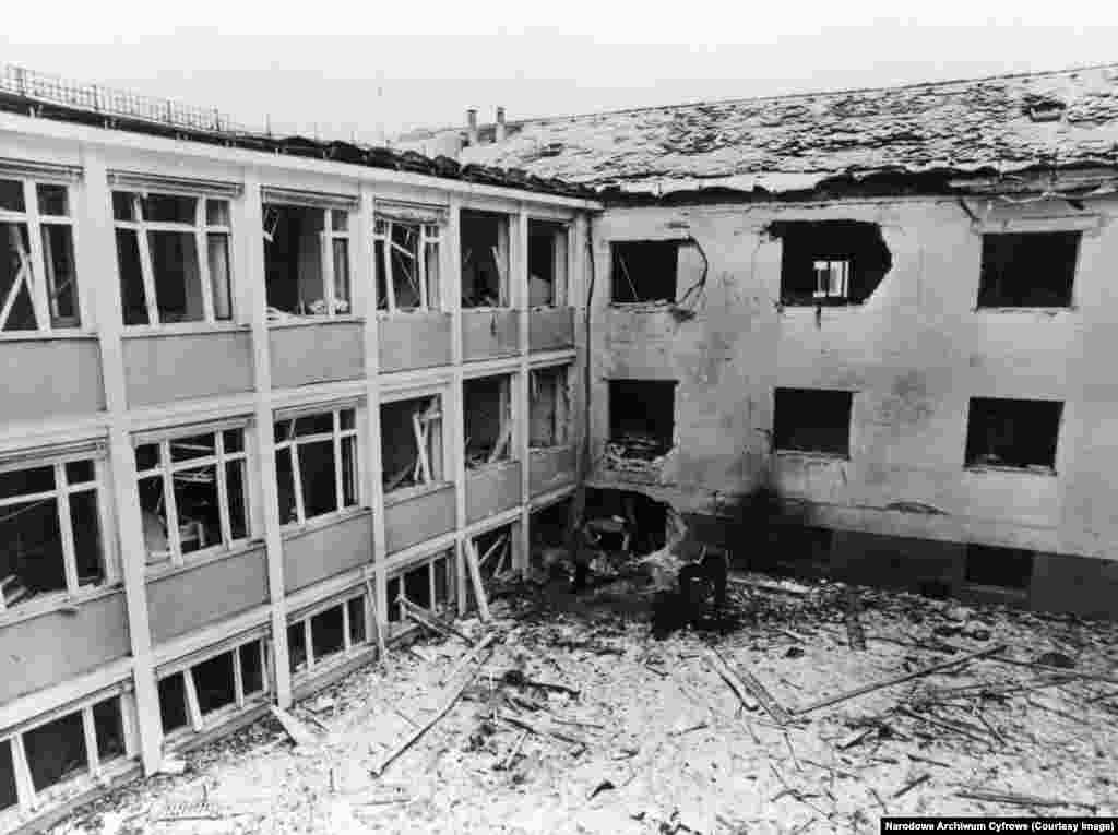 Место взрыва бомбы в офисе RFE/RL в Мюнхене в феврале 1981 года.В 1981 году взрыв, предположительно оплаченный коммунистическим правителем Румынии Николае Чаушеску и организованный Ильичом Рамиресом Санчесом, венесуэльским марксистским активистом, известным как "Карлос Шакал", разрушил часть здания мюнхенской штаб-квартиры RFE/RL, ранив нескольких сотрудников внутри.