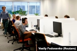 Programeri u kancelarijama EPAM-a u Minsku. Jedan menadžer u firmi kaže da tehnološka kompanija traži od zaposlenih u Rusiji da se presele van zemlje.